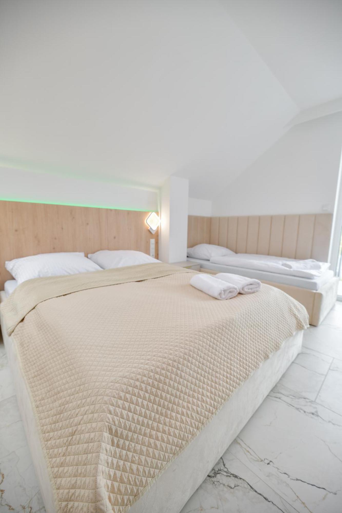 Sloneczne Wzgorze Zator Apartment Ngoại thất bức ảnh